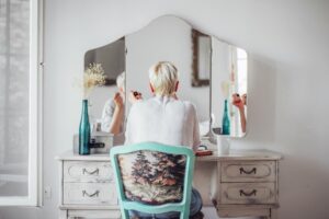 Ce miroir de courtoisie à trois volets d'Amazon est un incontournable de la chambre