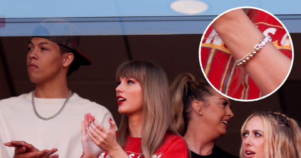 Taylor Swift porte un bracelet d'amitié avec le numéro de Travis