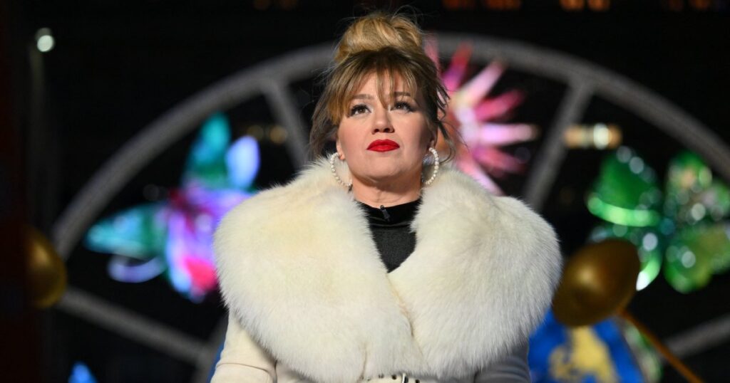 Kelly Clarkson dit qu'elle doit « travailler sur moi » avant de sortir avec elle