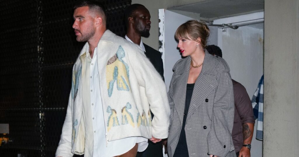 Taylor Swift et Travis Kelce se tiennent la main après le match de Noël