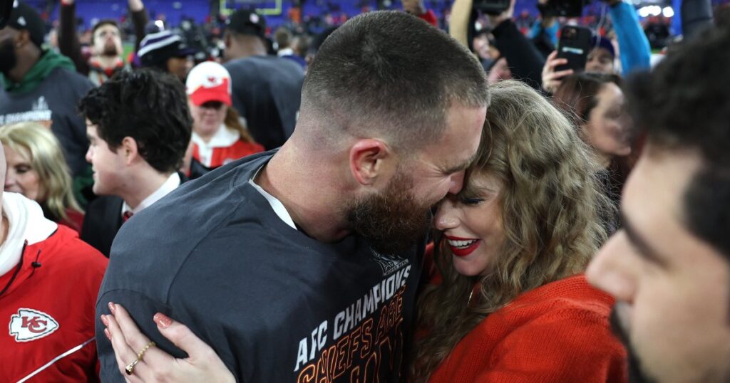 Taylor Swift embrasse Travis Kelce sur le terrain après sa victoire en séries éliminatoires