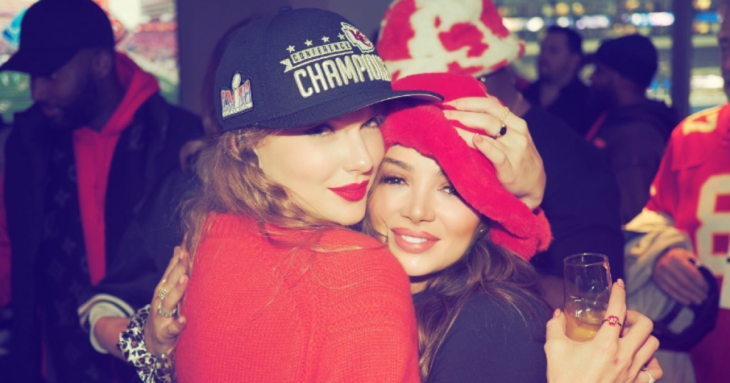 Taylor Swift porte le chapeau de Travis et fait la fête avec sa famille