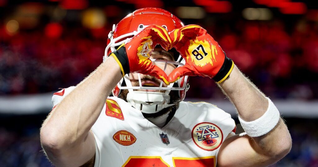 Travis Kelce sur le fait de donner les mains du cœur de Taylor Swift aux fans de Bills