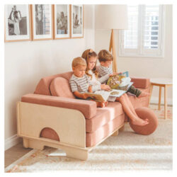 Trois enfants assis sur le canapé My NooK Play
