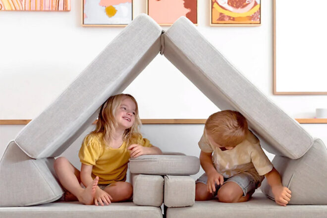 deux jeunes enfants dans un compartiment construit à partir du canapé de jeu My Nook