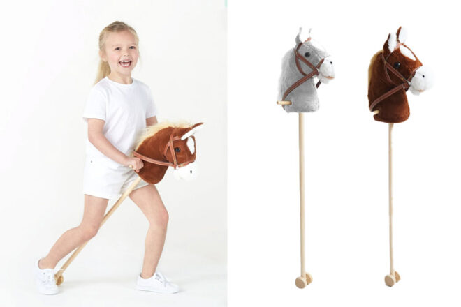 Jeune fille chevauchant un cheval de loisir de hipKids à côté de deux s'appuyant sur le mur
