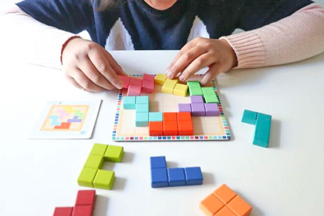 Enfant jouant au jeu de réflexion Djeco Polyssimo Tactic