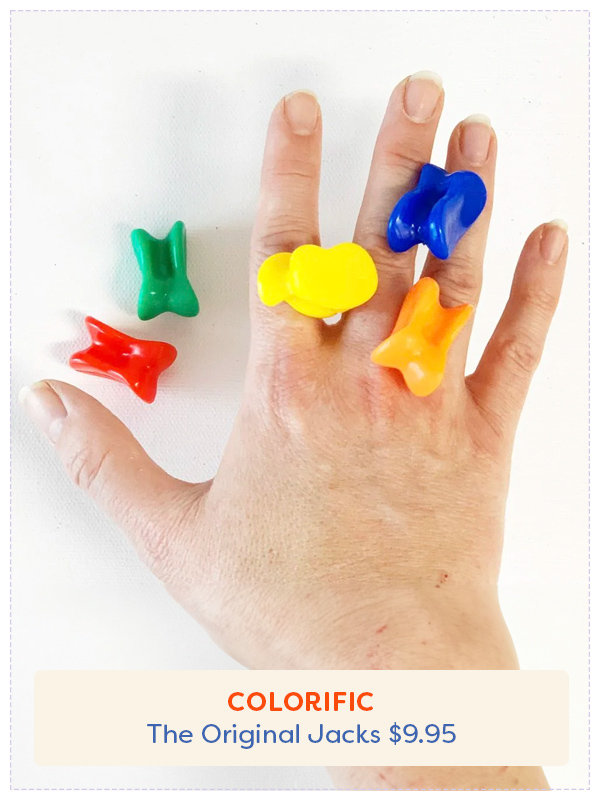 Une main avec des jouets Jacks sur eux et autour d'eux
