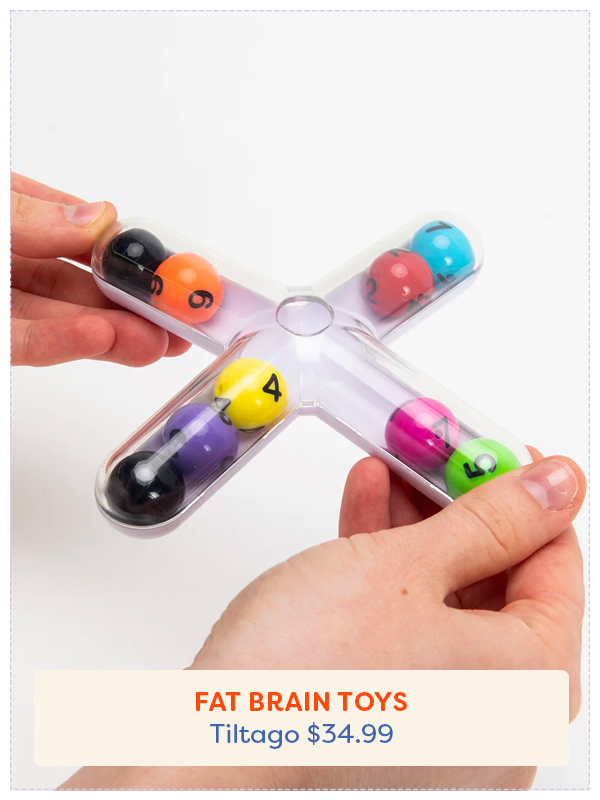 Mains jouant avec le Tiltago de Fat Brain Games