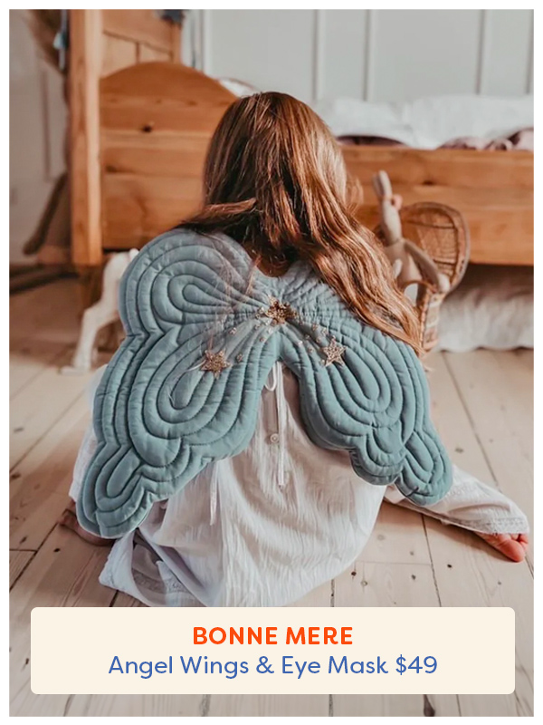 Une jeune fille portant les ailes d'ange de Bonne Mère