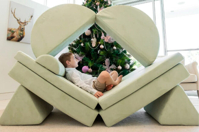 Jeune garçon allongé dans un canapé de jeu Loungey construit comme un casier 