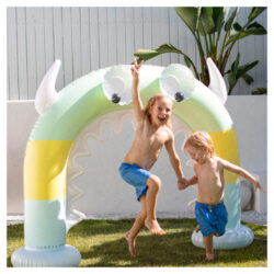 deux enfants jouant avec l'arroseur géant gonflable SUNNYLiFE Monty le monstre