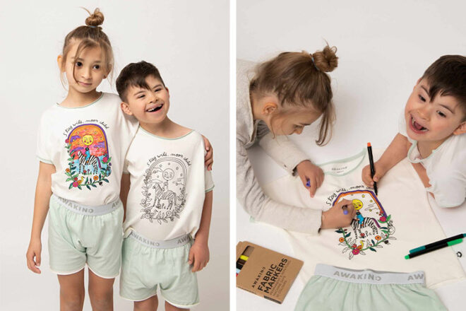 Awakind Organize Pyjama en coton porté par deux enfants à leurs côtés s'inspirant du pyjama montrant l'utilisation et le design de ce produit.