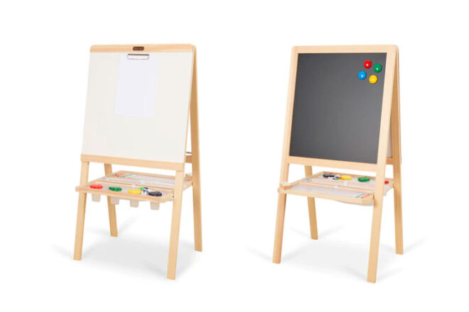 chevalet d'art montrant le panneau arrière d'un côté et le tableau blanc de l'autre