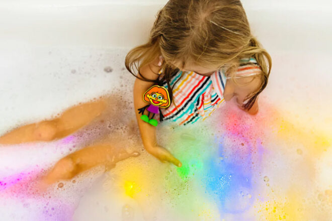 jeune fille dans le bain avec Jellystone Designs Glo Pals 