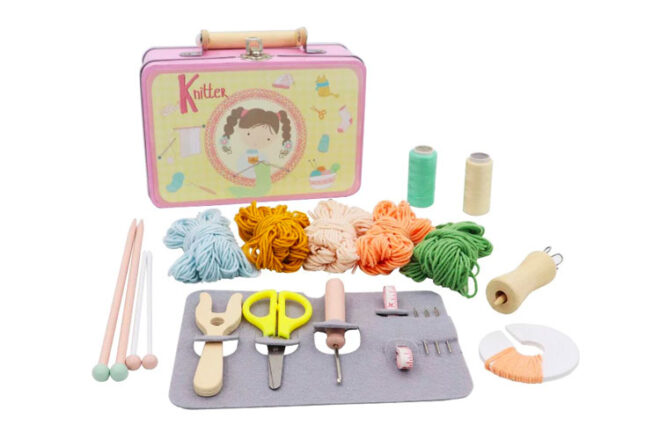 coffret à tricoter pour enfant avec les accessoires qui l'accompagnent