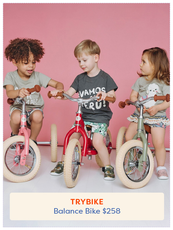 Trois enfants sur le vélo d'équilibre TryBike