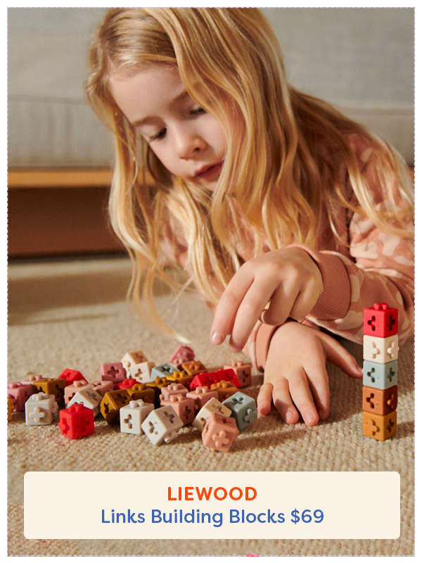 jeune fille jouant avec des blocs empilables Liewood