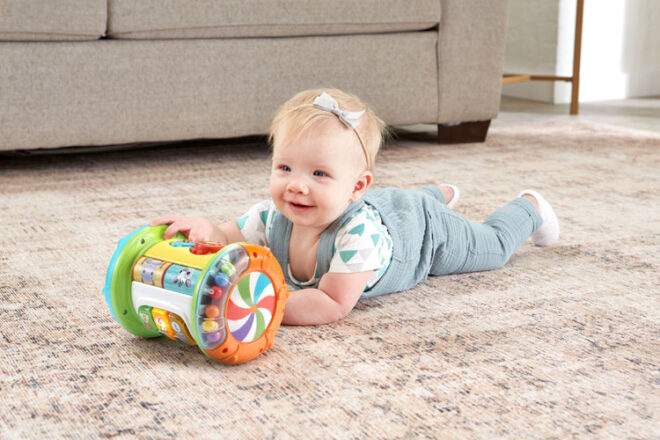 Bébé joue avec le rouleau VTech Explore & Discover