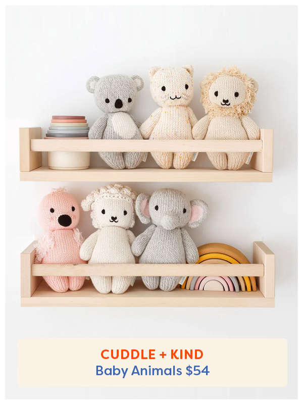 Les peluches Cuddle + Kind Baby sur deux étagères avec d'autres jouets empilables en silicone