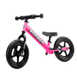 Vélo d'équilibre Strider au design rose