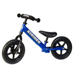 Vélo d'équilibre Strider au design bleu