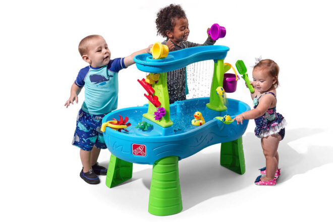 Trois enfants interagissant avec le bassin à éclaboussures Step 2 Direct Rain Showers