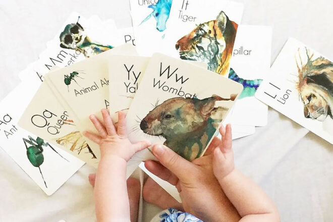 un enfant et un adulte jouant avec les cartes flash Little Monkey Moos dessinées à la main mettant en vedette différents animaux