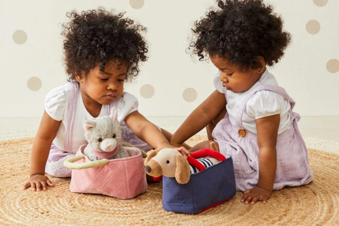 Deux bébés avec leurs ensembles d'adoption pour chiots et chatons Jiggles & Giggles