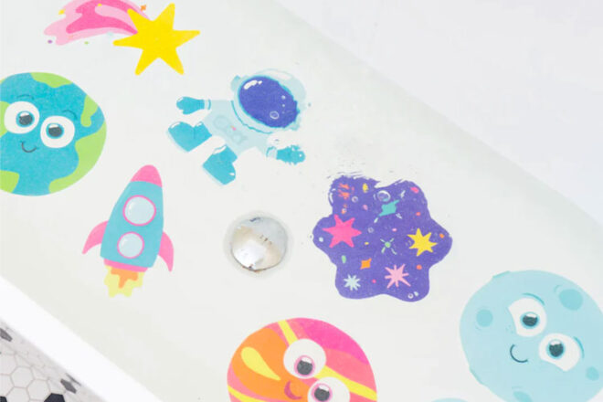 Les poignées de bain Jellystone Designs Galaxy utilisées dans un bain rempli d'eau