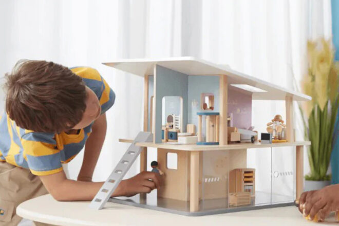 Jeune garçon jouant avec la maison de vacances Viga PolarB