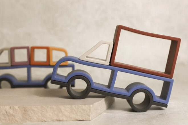 Le Monti Play Kids Motor Stacker intégré dans un camion et un bus