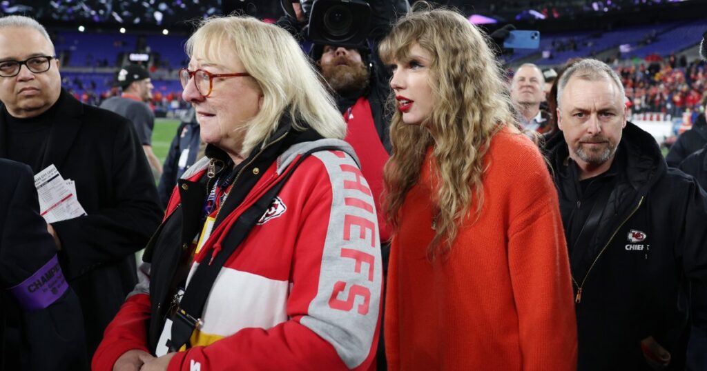 Taylor Swift recherche la famille de Travis Kelce dans Game Crowd