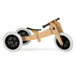 Vélo Wishbone Original dans une couleur bois naturel avec des roues noires et blanches.