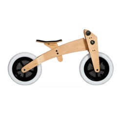 Vélo Wishbone Original dans une couleur bois naturel avec des roues noires et blanches.