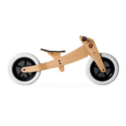 Vélo Wishbone Original dans une couleur bois naturel avec des roues noires et blanches.