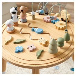 Vue de dessus de la table d'activités Mocka Tasman montrant tous les jouets attachés