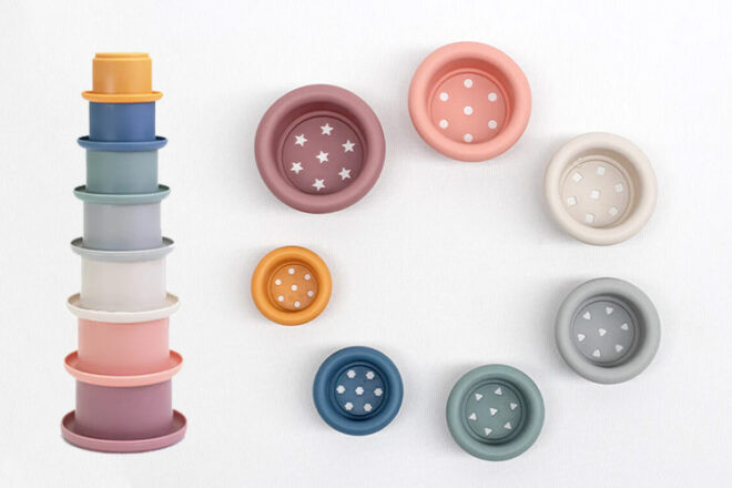 Une collection de gobelets empilables en silicone montrant la hauteur et les trous au fond de chaque gobelet