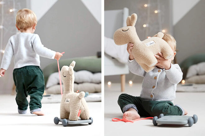 Un jeune enfant jouant avec un lama Done By Deer tire longuement, montrant qu'il est tiré et désengagé de la base