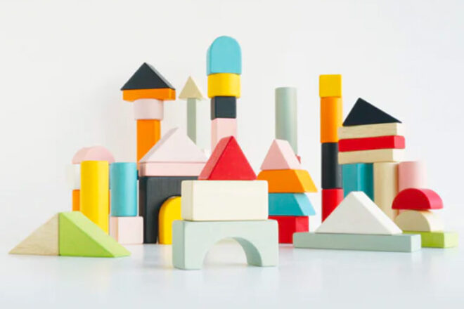 Les blocs de construction Le Toy Van Petilou construits pour ressembler à une mini ville