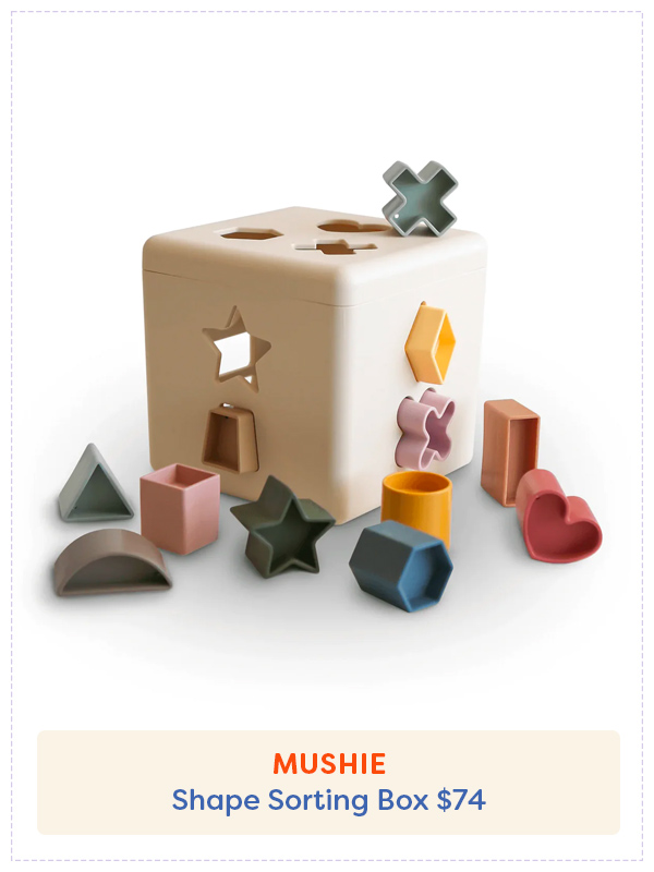 Trieur de formes Mushie avec les formes disposées autour du bloc de bois