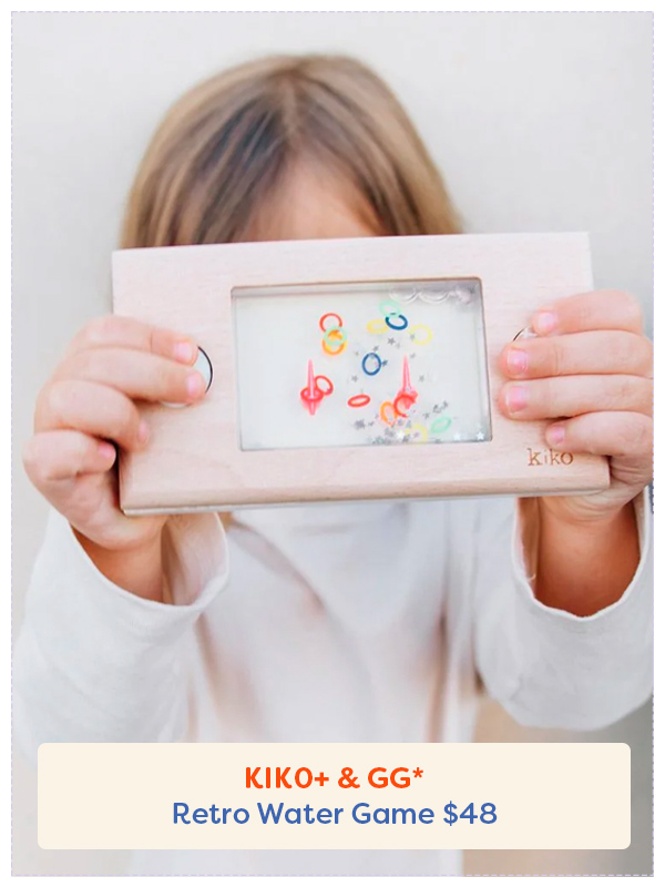 Image montrant un enfant jouant avec le jeu d'eau rétro Kiko