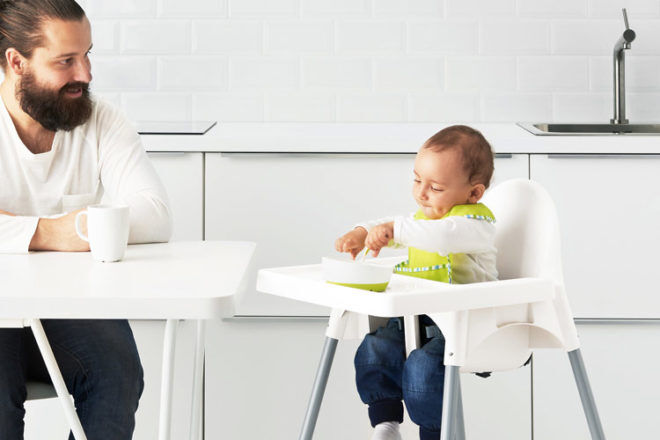 Chaise bébé IKEA ANTILOP montrant la hauteur de la chaise par rapport à la table de la cuisine et le confort qu'un tout-petit peut s'asseoir et manger. 