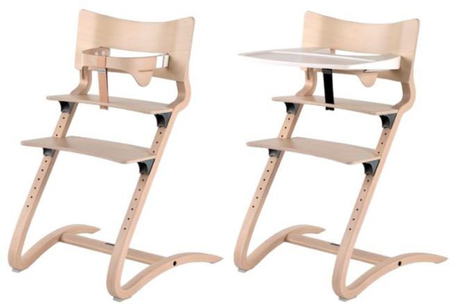 Chaise bébé en contreplaqué de bouleau Leander présentant deux configurations différentes, l'une avec un plateau en plastique blanc installé et l'autre avec la fixation du siège pour tout-petit. 