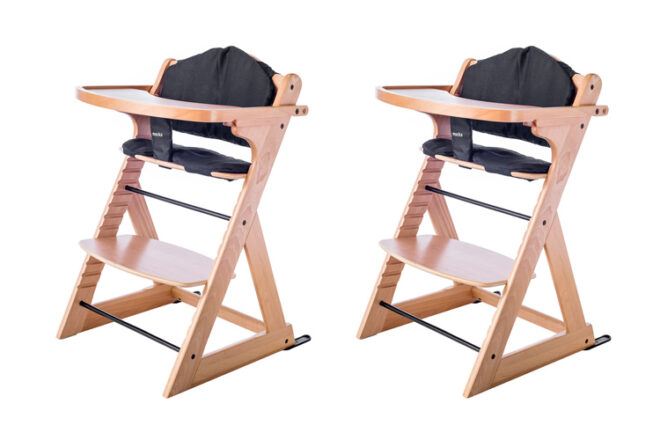 Chaise pour bébé en bois simulé avec insert rembourré montrant la vue latérale de la façon dont le repose-pieds et la chaise peuvent être ajustés à différentes hauteurs. 