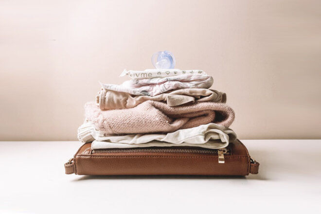 La vue latérale d'une pochette à langer présente une pile d'articles pour bébé, montrant combien de choses peuvent y être emballées.