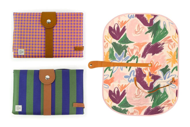 L'organisateur Somewhere Co Baby Essentials présentant une vue fermée et ouverte en trois motifs, avec un gros plan sur une lanière en cuir.