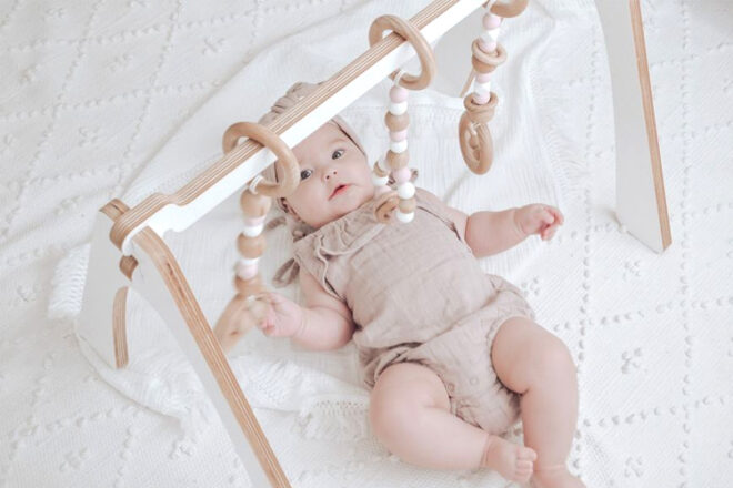 My Little Giggles joue au bar et à la salle de sport