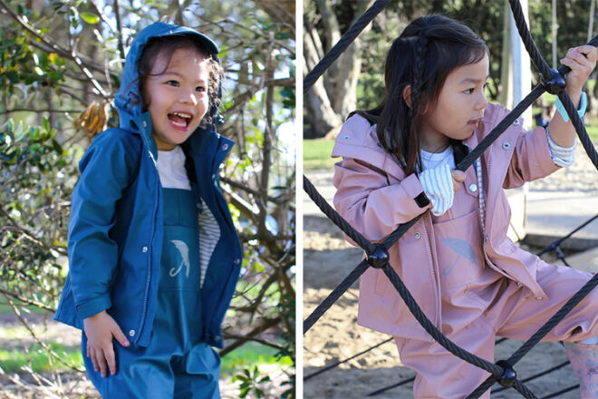 Deux enfants jouant portant des imperméables Brolly Sheets bleus et roses, montrant la fonctionnalité des vêtements de pluie.
