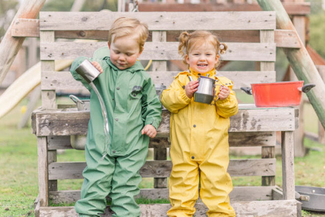 Deux enfants portant un costume Grubbub Puddle en Sunshine et Sage
